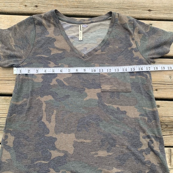 💛 Trescics Camo Print V-Neck Tee with Pocket - Size S - Picture 6 of 7